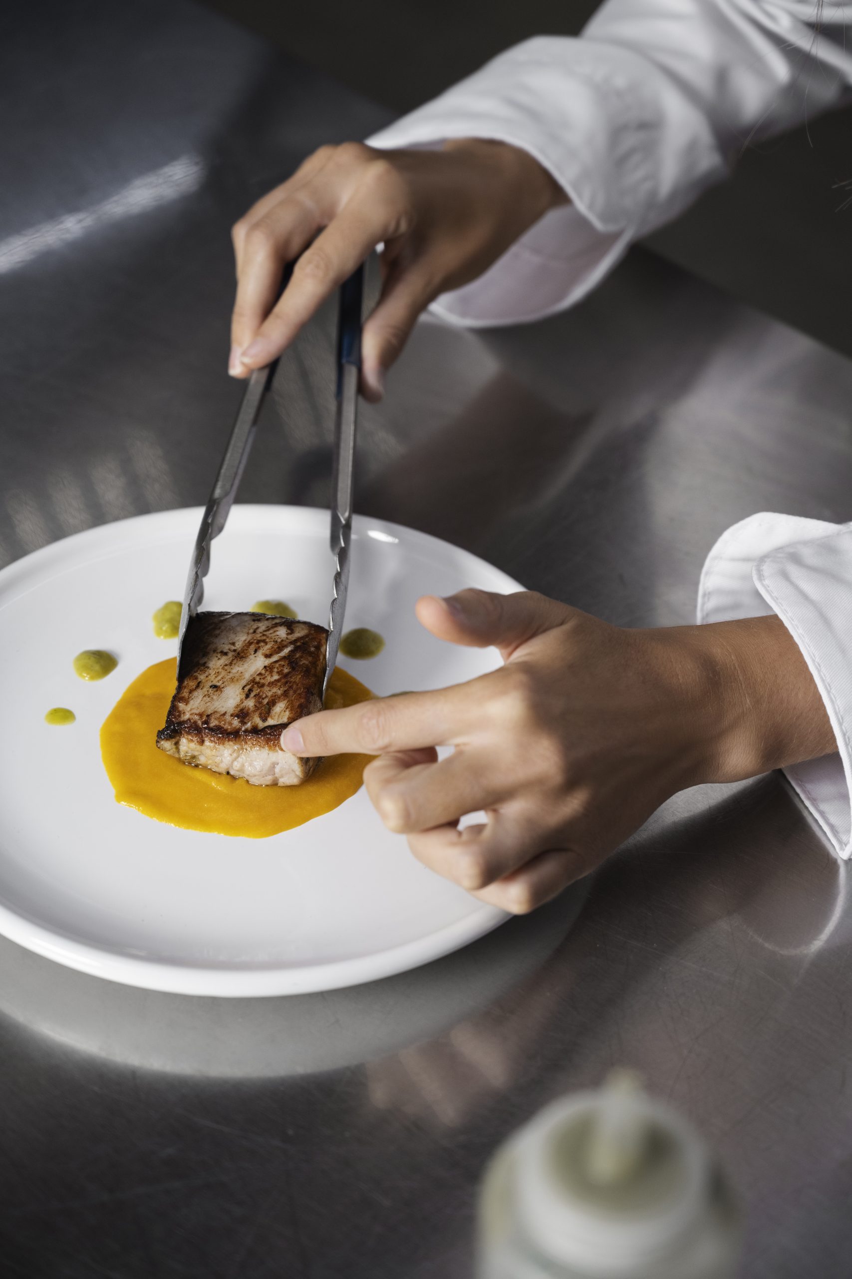 cocinera emplatando 