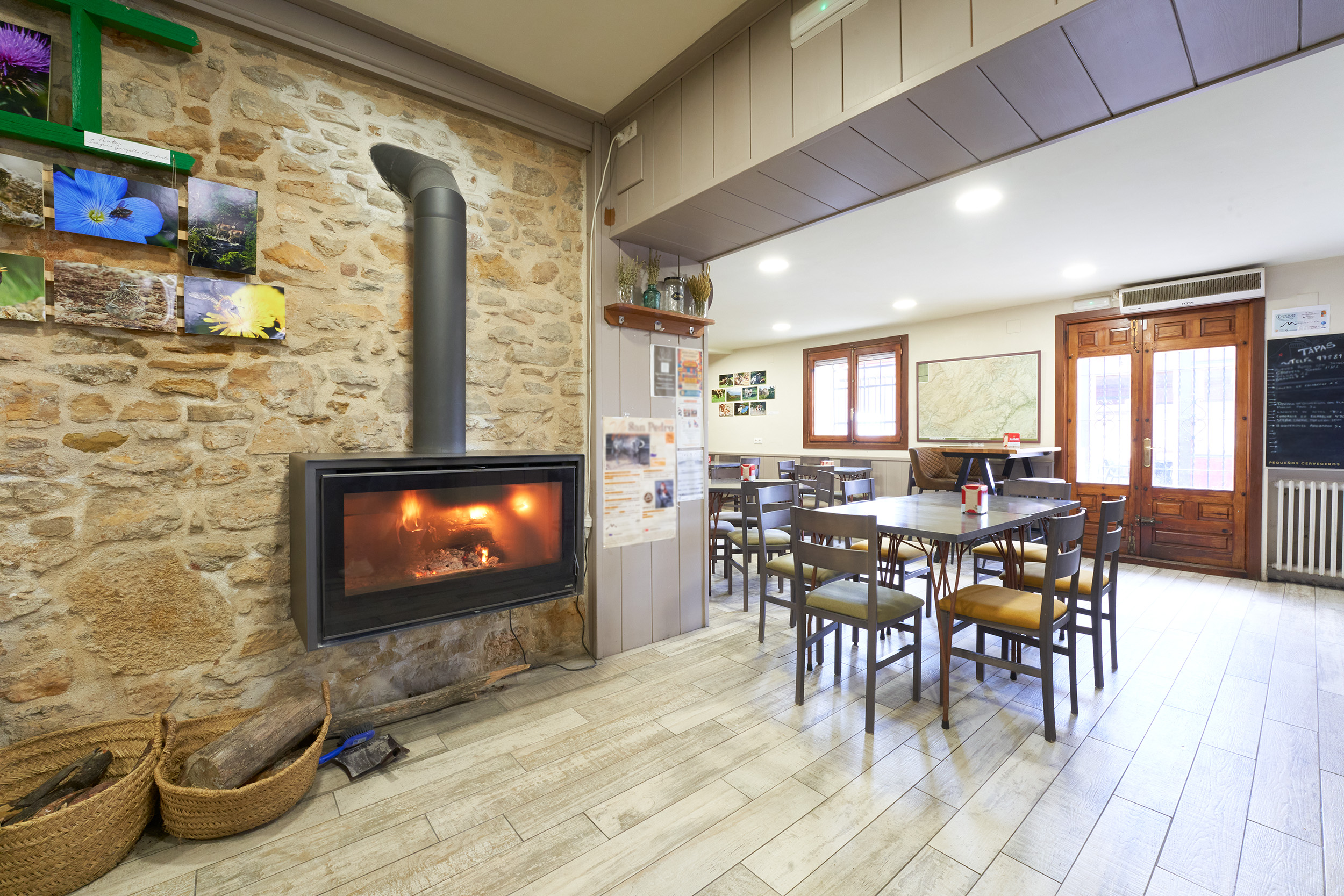  imagen del interior de gastrobar chimenea