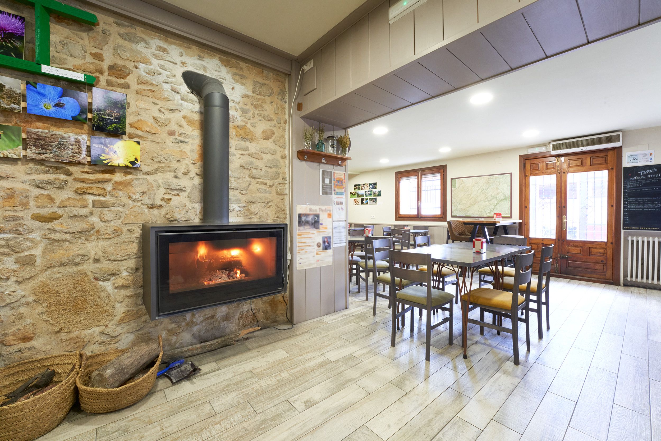  imagen del interior de gastrobar chimenea