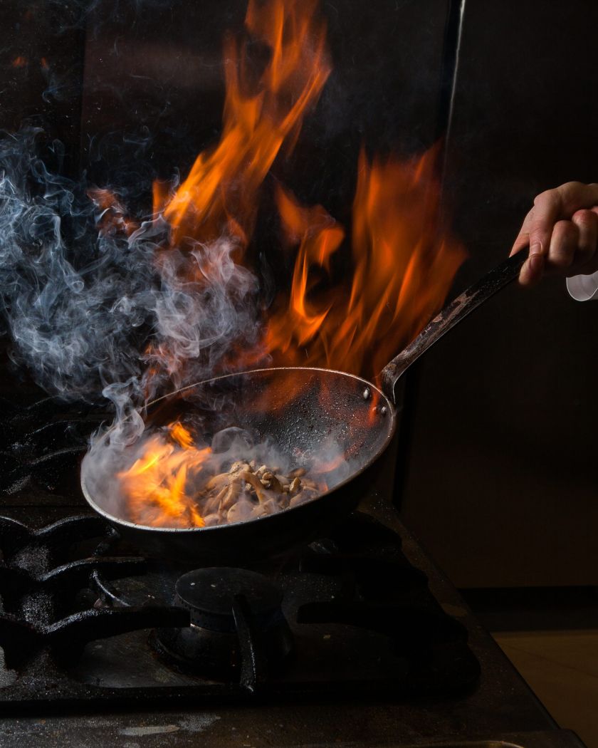 sarten  con fuego y comida 