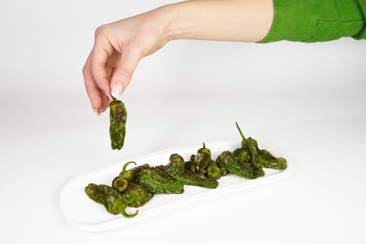 imagen de una mano cogiendo un pimiento 