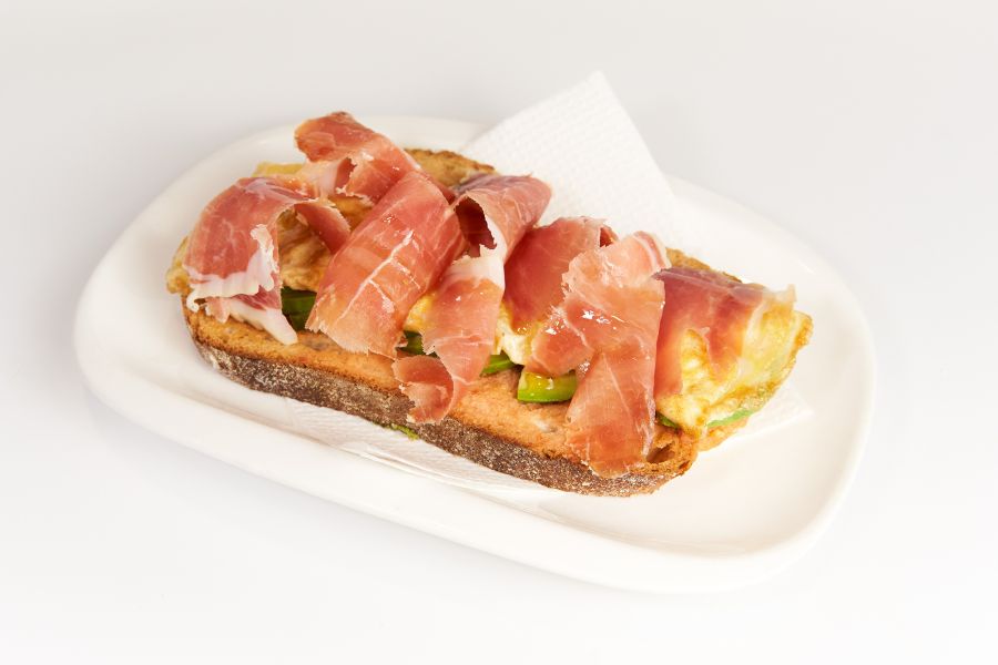 tostada de jamón, aguacate y tortilla francesa 