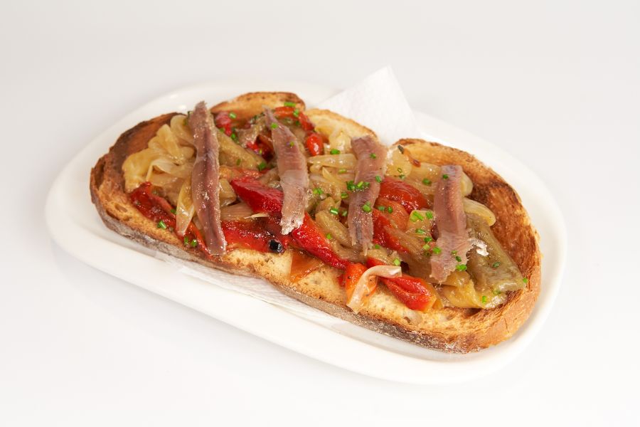 tostada de anchoas y escalivada 